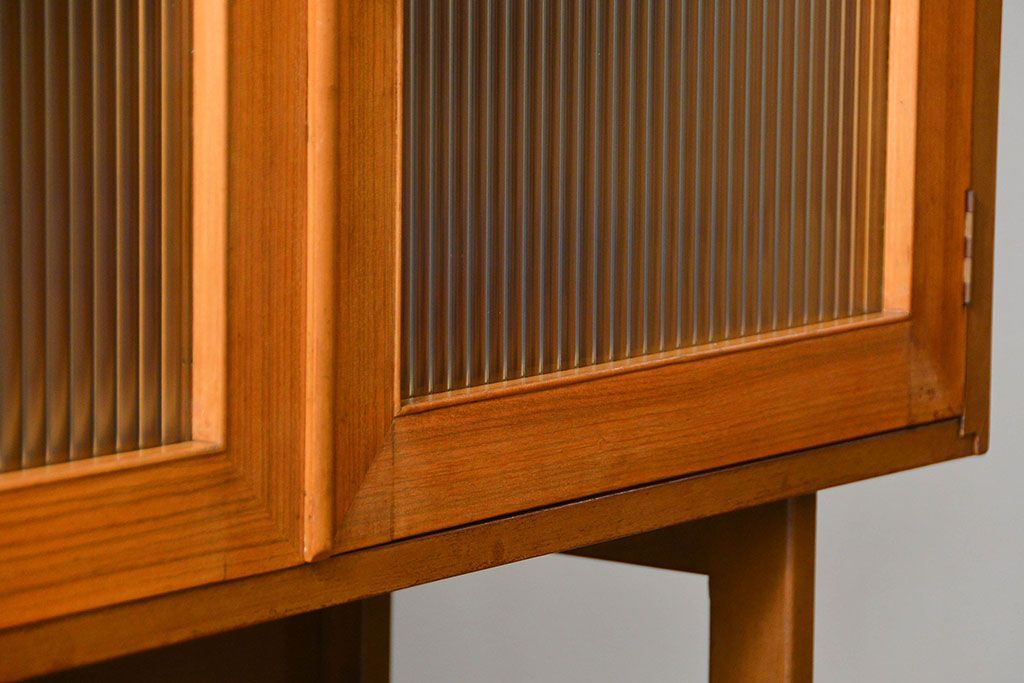 レトロ家具　昭和レトロ モールガラス入りのミッドセンチュリー食器棚(カップボード、収納棚)