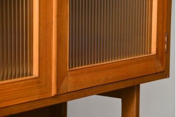 レトロ家具　昭和レトロ モールガラス入りのミッドセンチュリー食器棚(カップボード、収納棚)