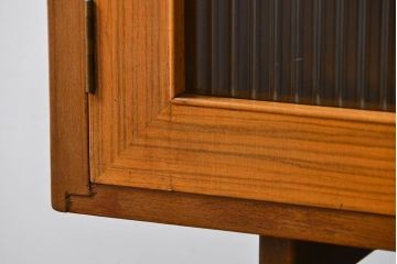 レトロ家具　昭和レトロ モールガラス入りのミッドセンチュリー食器棚(カップボード、収納棚)