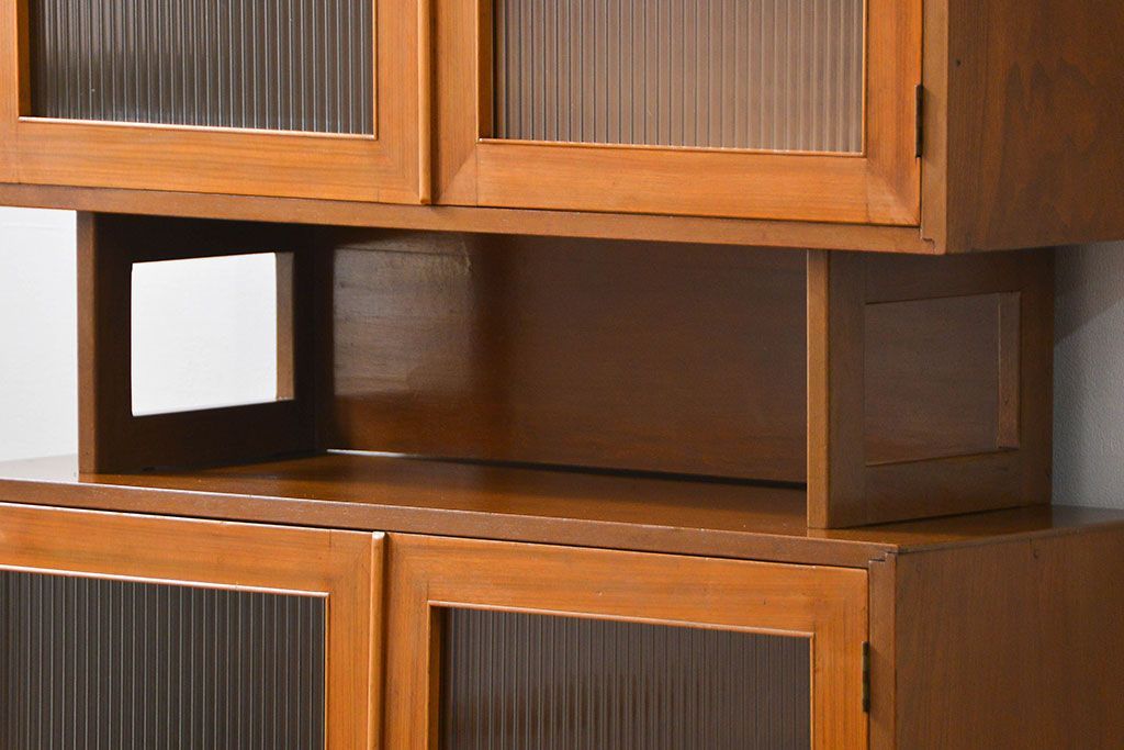レトロ家具　昭和レトロ モールガラス入りのミッドセンチュリー食器棚(カップボード、収納棚)
