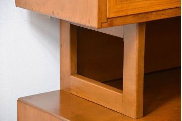 レトロ家具　昭和レトロ モールガラス入りのミッドセンチュリー食器棚(カップボード、収納棚)