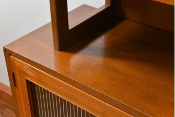 レトロ家具　昭和レトロ モールガラス入りのミッドセンチュリー食器棚(カップボード、収納棚)