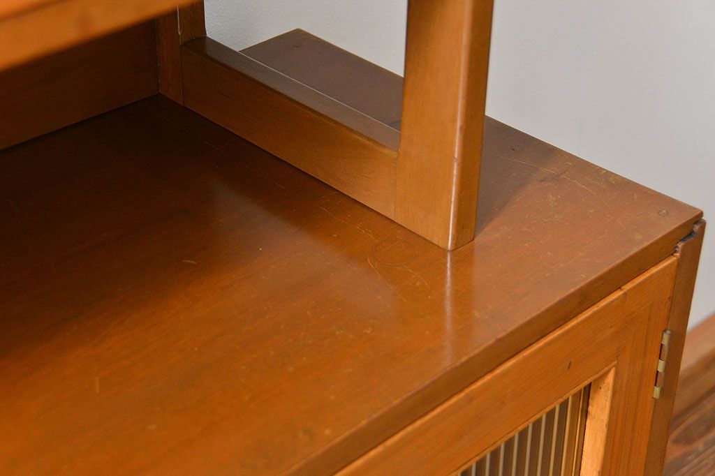 レトロ家具　昭和レトロ モールガラス入りのミッドセンチュリー食器棚(カップボード、収納棚)