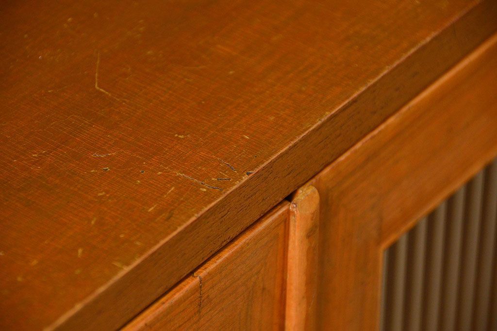 レトロ家具　昭和レトロ モールガラス入りのミッドセンチュリー食器棚(カップボード、収納棚)