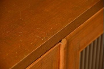 レトロ家具　昭和レトロ モールガラス入りのミッドセンチュリー食器棚(カップボード、収納棚)