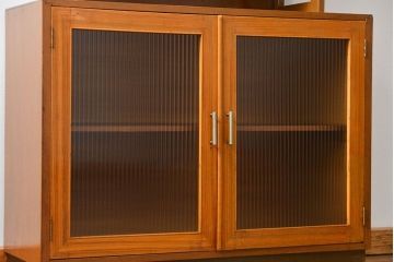 レトロ家具　昭和レトロ モールガラス入りのミッドセンチュリー食器棚(カップボード、収納棚)