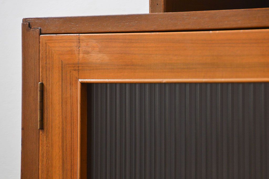 レトロ家具　昭和レトロ モールガラス入りのミッドセンチュリー食器棚(カップボード、収納棚)