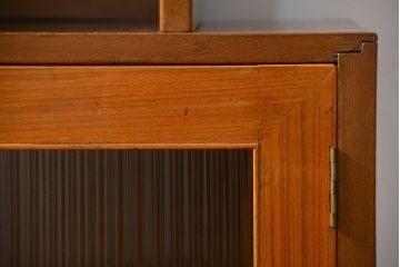 レトロ家具　昭和レトロ モールガラス入りのミッドセンチュリー食器棚(カップボード、収納棚)