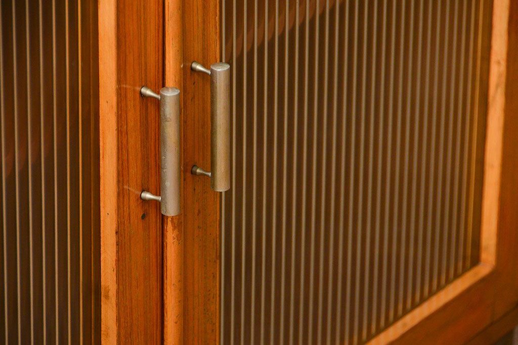 レトロ家具　昭和レトロ モールガラス入りのミッドセンチュリー食器棚(カップボード、収納棚)