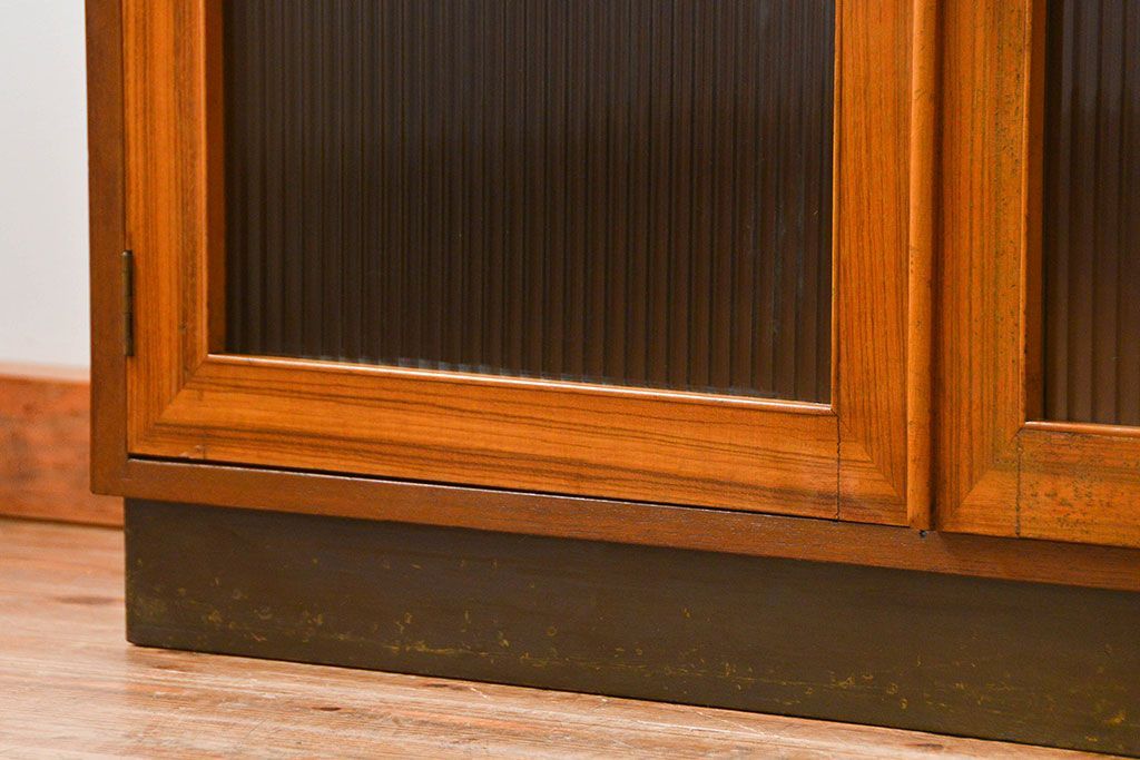 レトロ家具　昭和レトロ モールガラス入りのミッドセンチュリー食器棚(カップボード、収納棚)