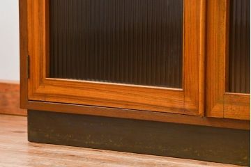 レトロ家具　昭和レトロ モールガラス入りのミッドセンチュリー食器棚(カップボード、収納棚)