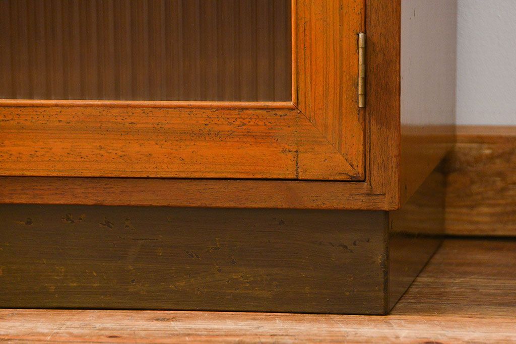 レトロ家具　昭和レトロ モールガラス入りのミッドセンチュリー食器棚(カップボード、収納棚)