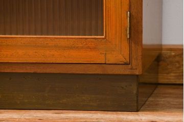 レトロ家具　昭和レトロ モールガラス入りのミッドセンチュリー食器棚(カップボード、収納棚)