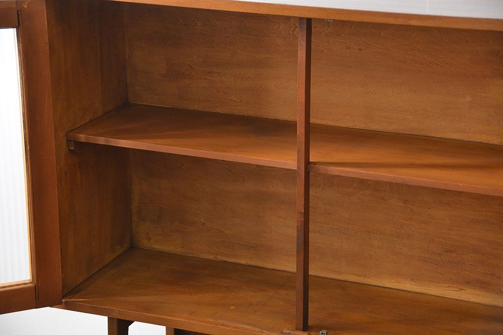 レトロ家具　昭和レトロ モールガラス入りのミッドセンチュリー食器棚(カップボード、収納棚)