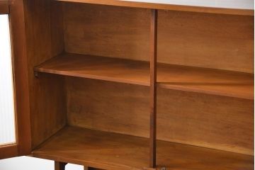 レトロ家具　昭和レトロ モールガラス入りのミッドセンチュリー食器棚(カップボード、収納棚)