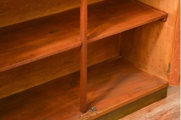 レトロ家具　昭和レトロ モールガラス入りのミッドセンチュリー食器棚(カップボード、収納棚)