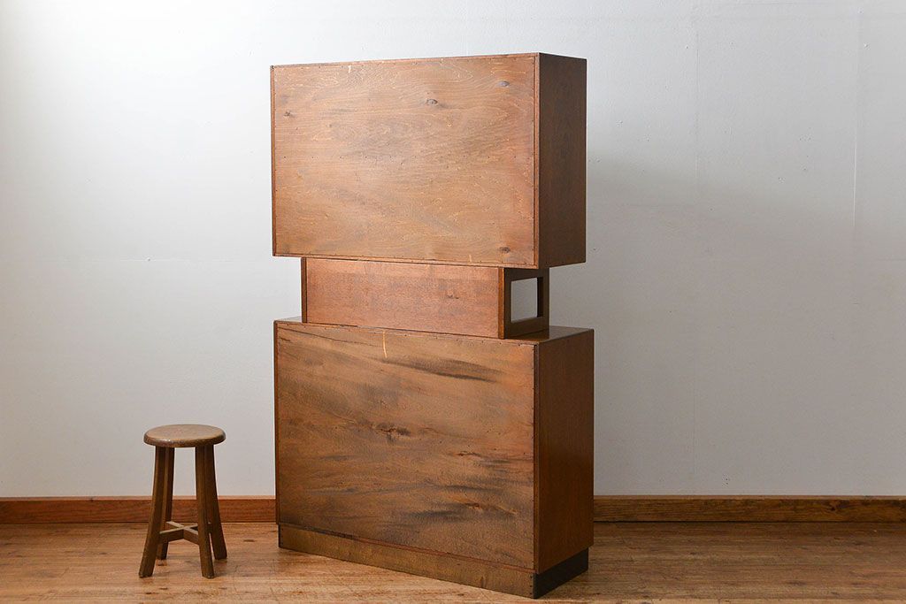 レトロ家具　昭和レトロ モールガラス入りのミッドセンチュリー食器棚(カップボード、収納棚)