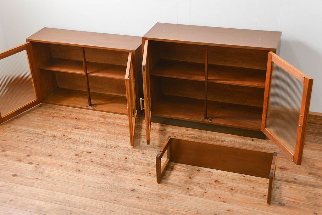 レトロ家具　昭和レトロ モールガラス入りのミッドセンチュリー食器棚(カップボード、収納棚)