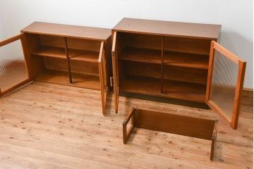 レトロ家具　昭和レトロ モールガラス入りのミッドセンチュリー食器棚(カップボード、収納棚)