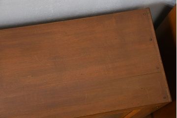 レトロ家具　昭和レトロ モールガラス入りのミッドセンチュリー食器棚(カップボード、収納棚)