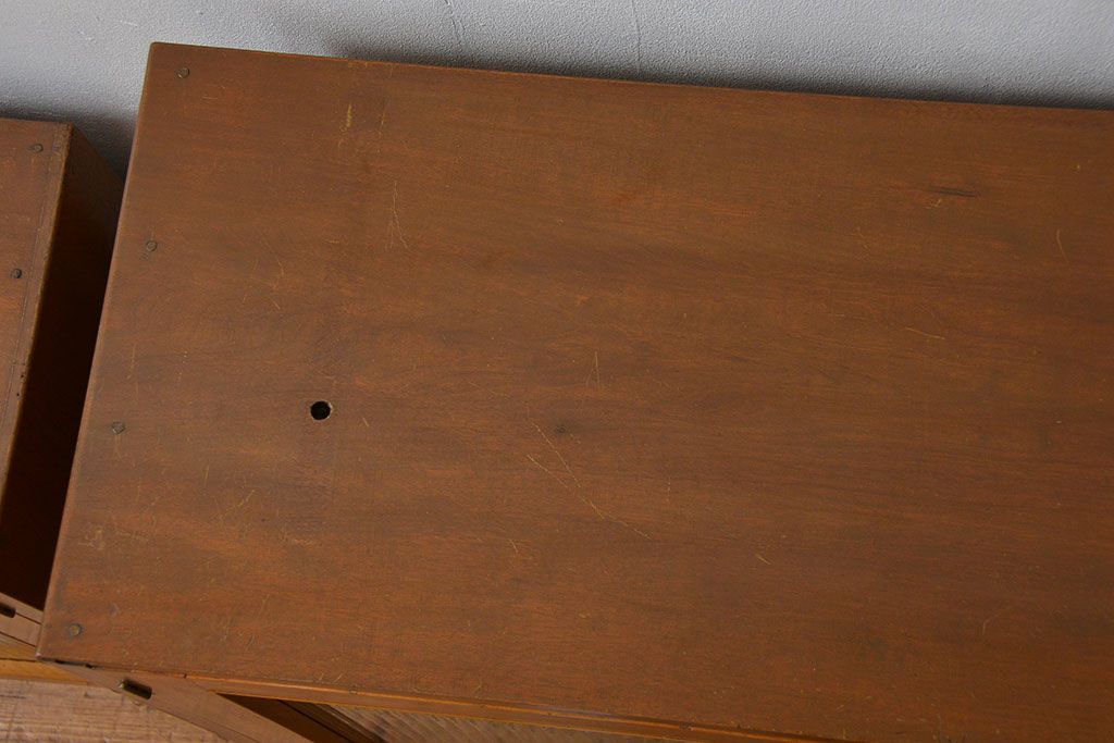 レトロ家具　昭和レトロ モールガラス入りのミッドセンチュリー食器棚(カップボード、収納棚)