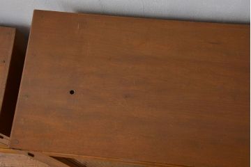 レトロ家具　昭和レトロ モールガラス入りのミッドセンチュリー食器棚(カップボード、収納棚)