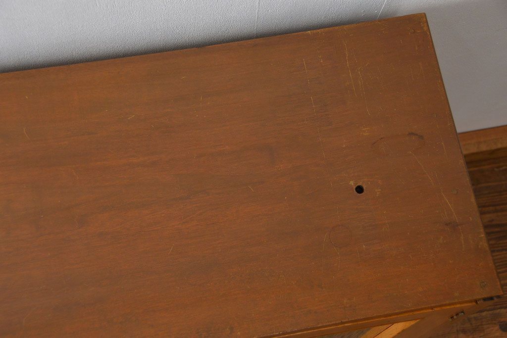 レトロ家具　昭和レトロ モールガラス入りのミッドセンチュリー食器棚(カップボード、収納棚)