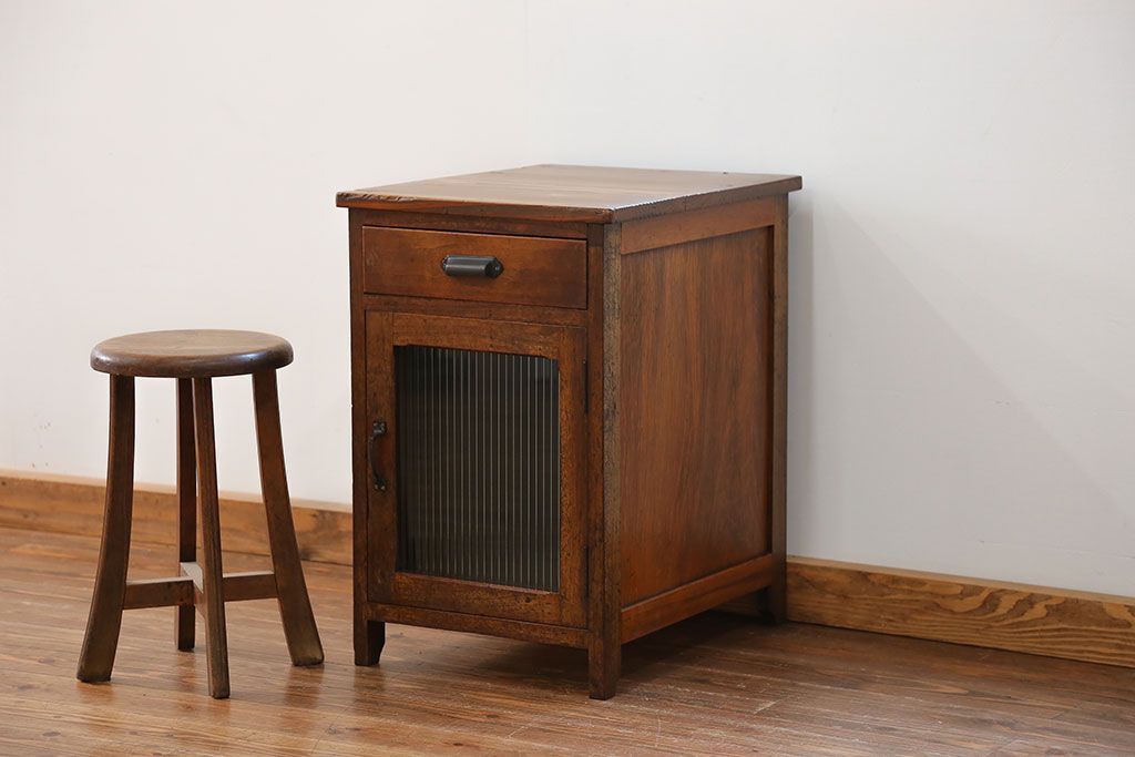 アンティーク家具　アンティーク モールガラス入り!小振りなサイドテーブル(3)(収納棚)