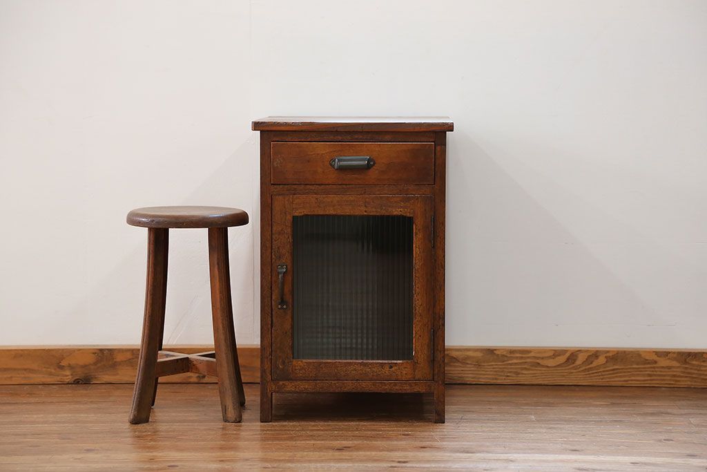 アンティーク家具　アンティーク モールガラス入り!小振りなサイドテーブル(3)(収納棚)