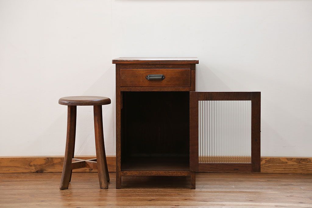 アンティーク家具　アンティーク モールガラス入り!小振りなサイドテーブル(3)(収納棚)