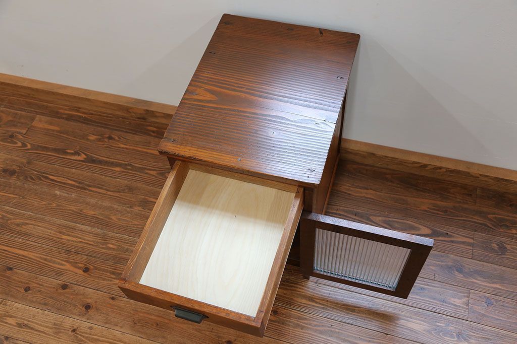 アンティーク家具　アンティーク モールガラス入り!小振りなサイドテーブル(3)(収納棚)