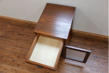 アンティーク家具　アンティーク モールガラス入り!小振りなサイドテーブル(3)(収納棚)