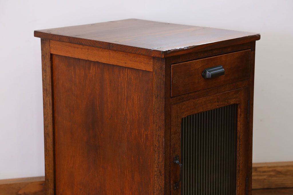 アンティーク家具　アンティーク モールガラス入り!小振りなサイドテーブル(3)(収納棚)