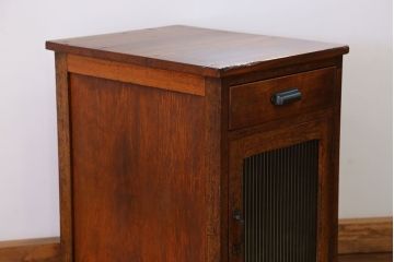 アンティーク家具　アンティーク モールガラス入り!小振りなサイドテーブル(3)(収納棚)