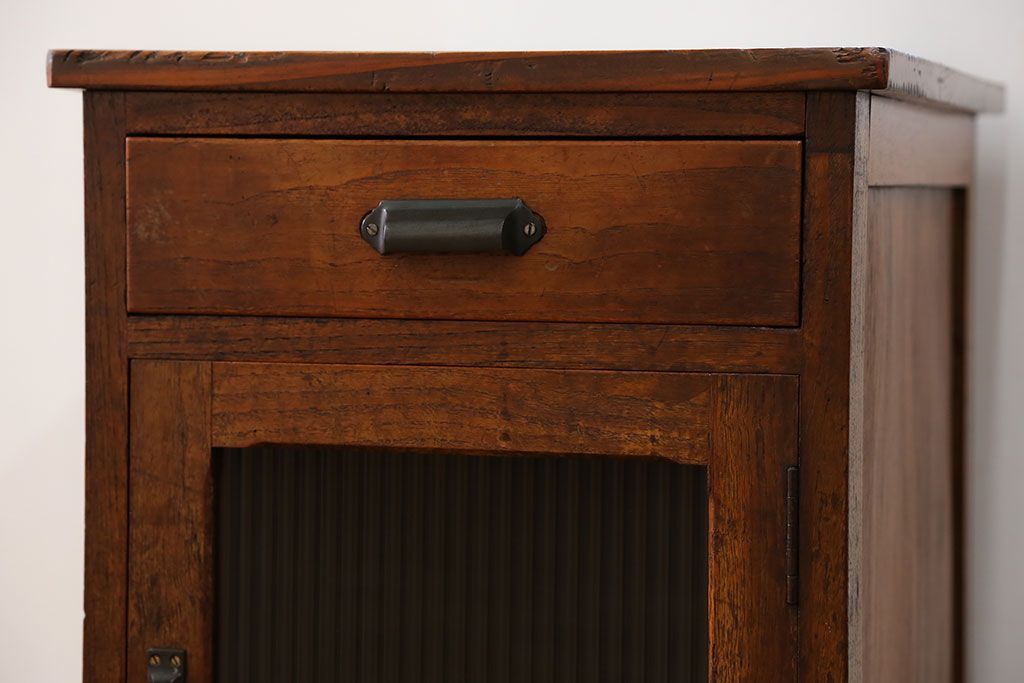 アンティーク家具　アンティーク モールガラス入り!小振りなサイドテーブル(3)(収納棚)