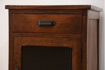 アンティーク家具　アンティーク モールガラス入り!小振りなサイドテーブル(3)(収納棚)