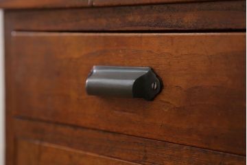 アンティーク家具　アンティーク モールガラス入り!小振りなサイドテーブル(3)(収納棚)