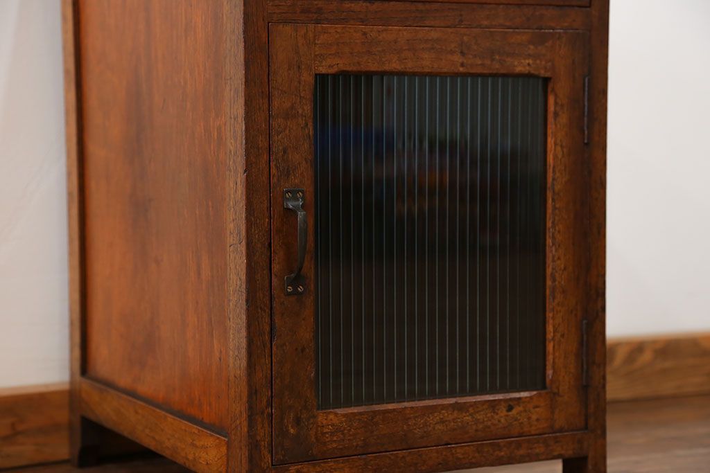 アンティーク家具　アンティーク モールガラス入り!小振りなサイドテーブル(3)(収納棚)