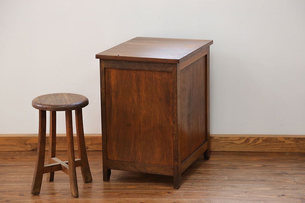 アンティーク家具　アンティーク モールガラス入り!小振りなサイドテーブル(3)(収納棚)