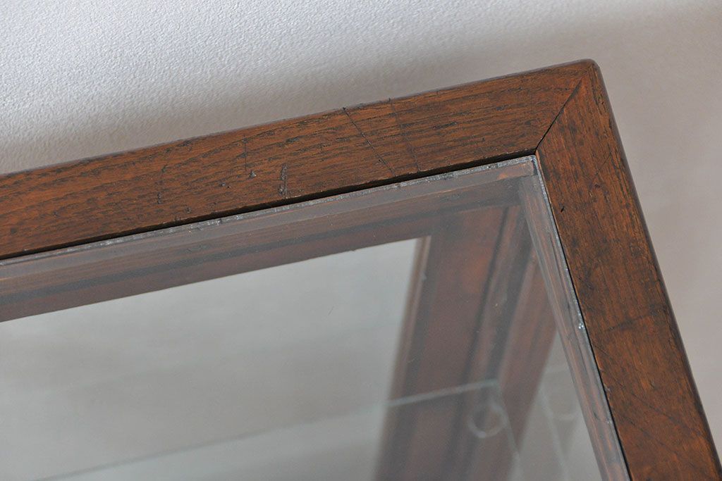 アンティーク家具　アンティーク 小振りな縦型ガラスケース(ショーケース)　