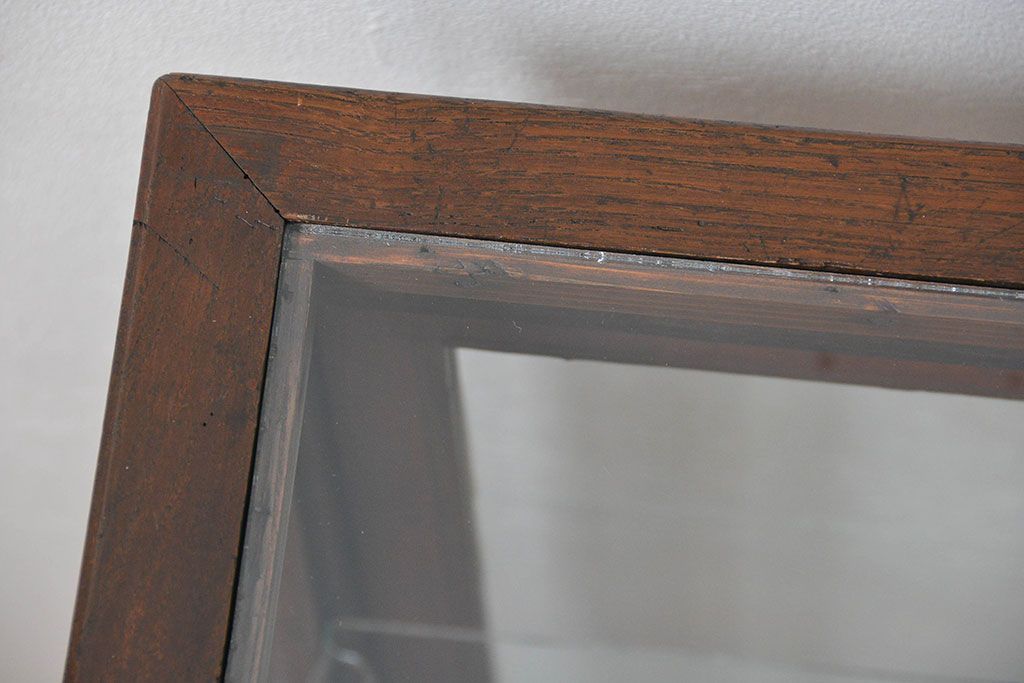 アンティーク家具　アンティーク 小振りな縦型ガラスケース(ショーケース)　