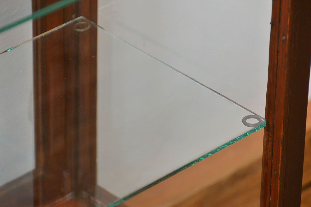 アンティーク家具　アンティーク 小振りな縦型ガラスケース(ショーケース)　