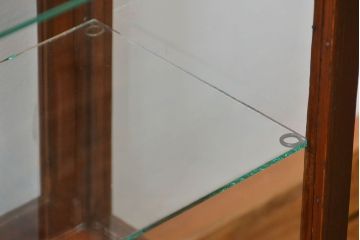 アンティーク家具　アンティーク 小振りな縦型ガラスケース(ショーケース)　