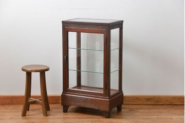 アンティーク家具　アンティーク 小振りな縦型ガラスケース(ショーケース)　