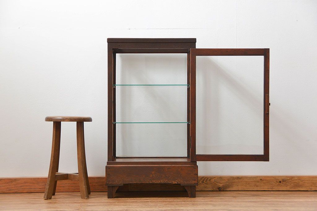 アンティーク家具　アンティーク 小振りな縦型ガラスケース(ショーケース)　