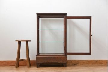 アンティーク家具　アンティーク 小振りな縦型ガラスケース(ショーケース)　