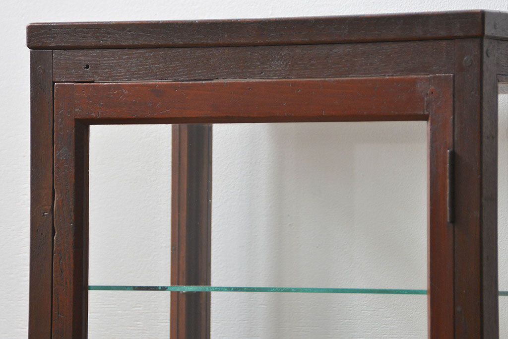 アンティーク家具　アンティーク 小振りな縦型ガラスケース(ショーケース)　