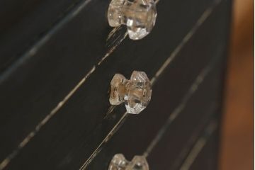 アンティーク家具　アンティークペイント ガラスの取っ手付き ダイヤガラスデンタルキャビネット(3)(収納棚、ケビント)