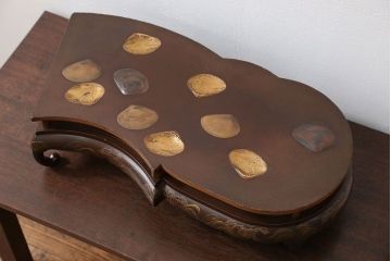 アンティーク雑貨　古民具・骨董 見絵風 金蒔絵 梨地の変わり型 花台(平台)