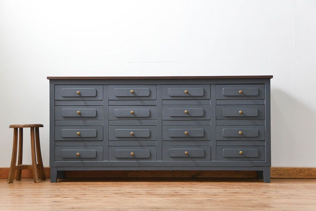 アンティーク家具　アンティークペイント 16杯引き出しの脚付きチェスト(小物整理、ドロワー)